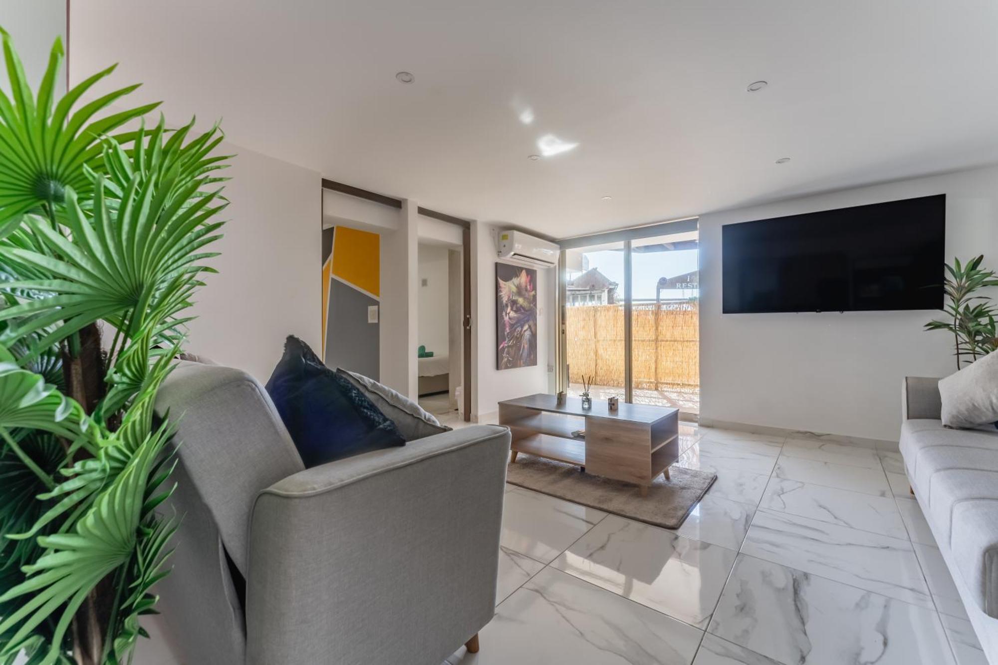 Sant Central Deluxe Apartments アヤナパ エクステリア 写真