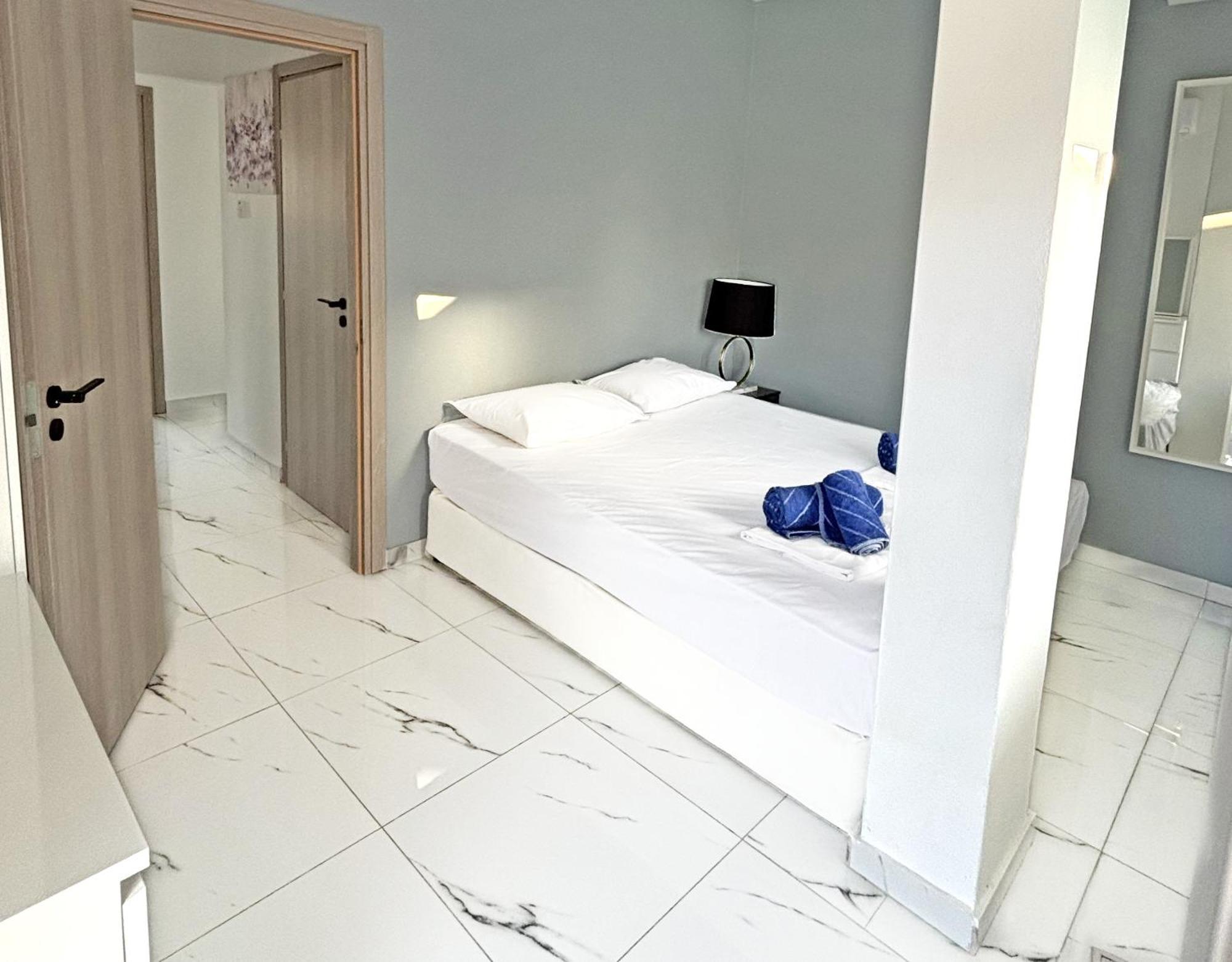 Sant Central Deluxe Apartments アヤナパ エクステリア 写真