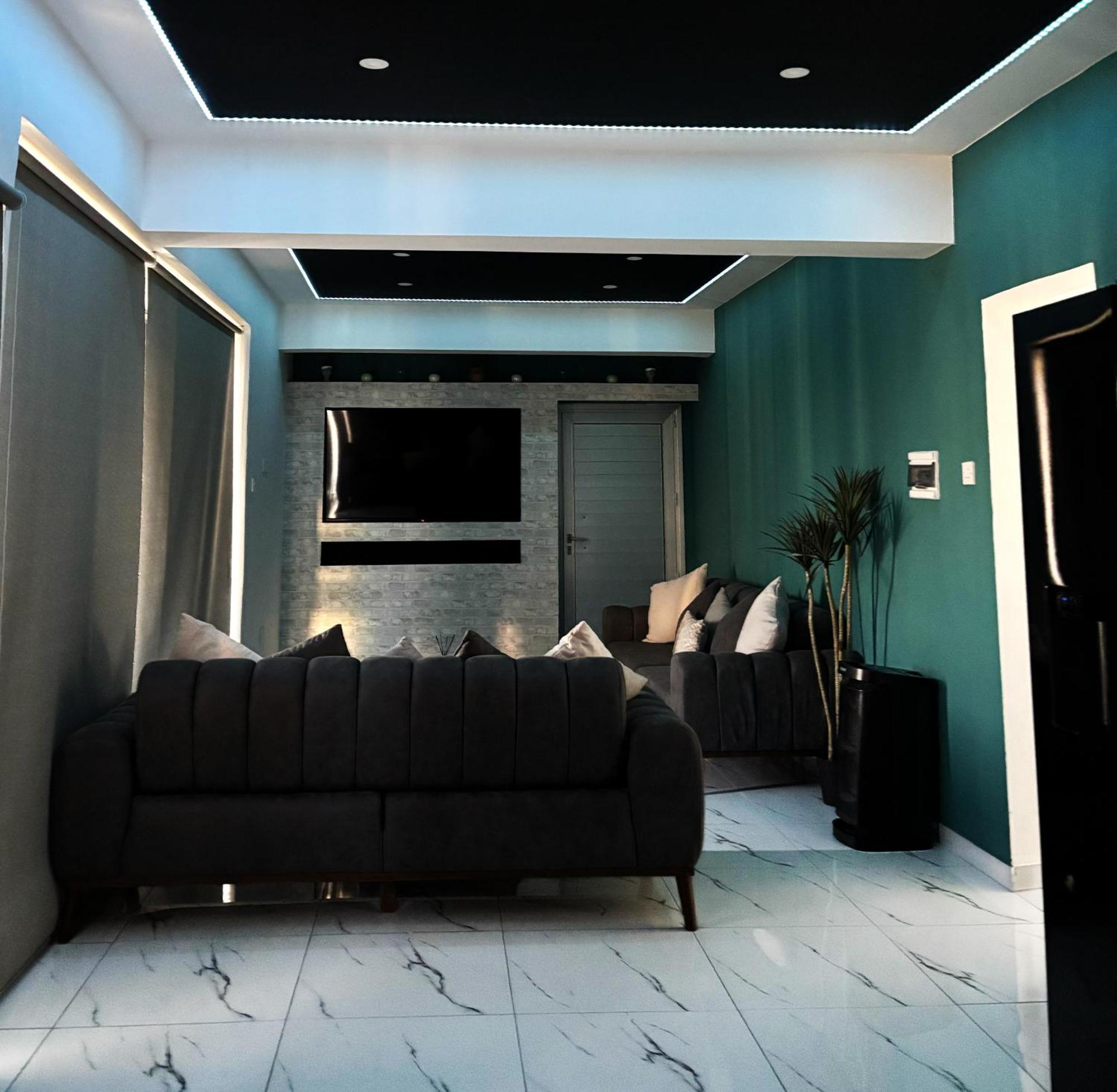Sant Central Deluxe Apartments アヤナパ エクステリア 写真
