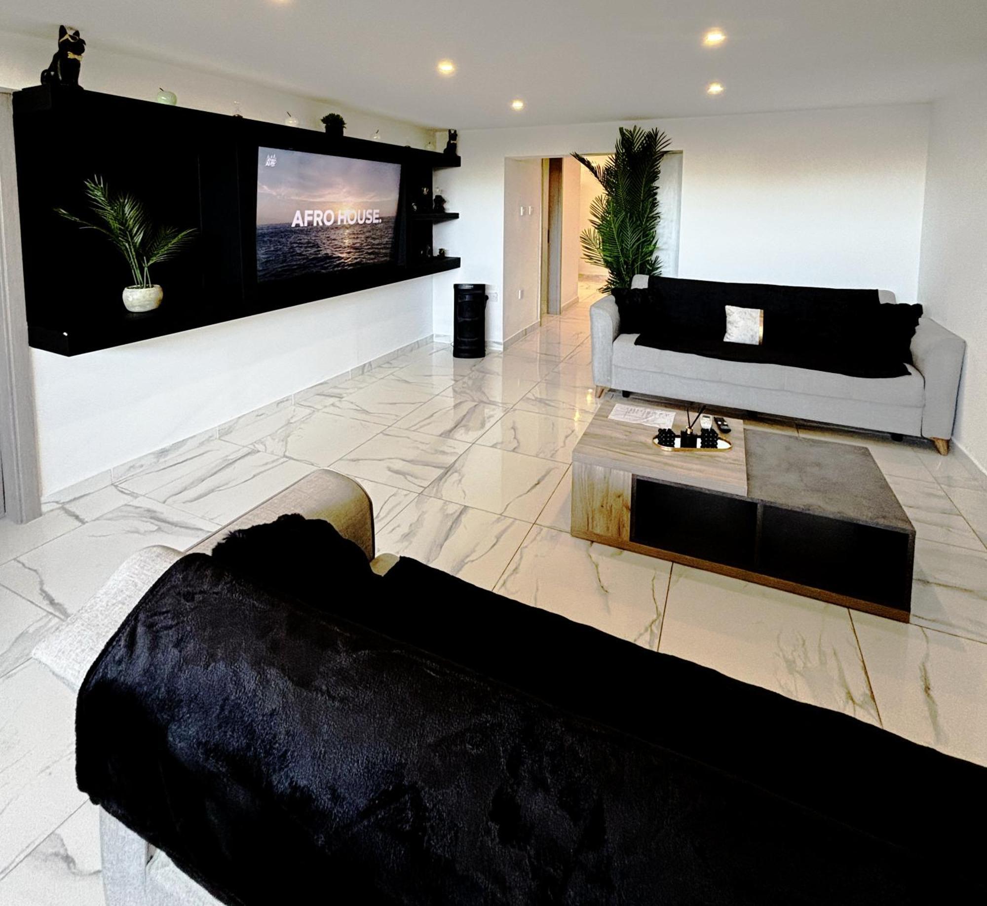 Sant Central Deluxe Apartments アヤナパ エクステリア 写真