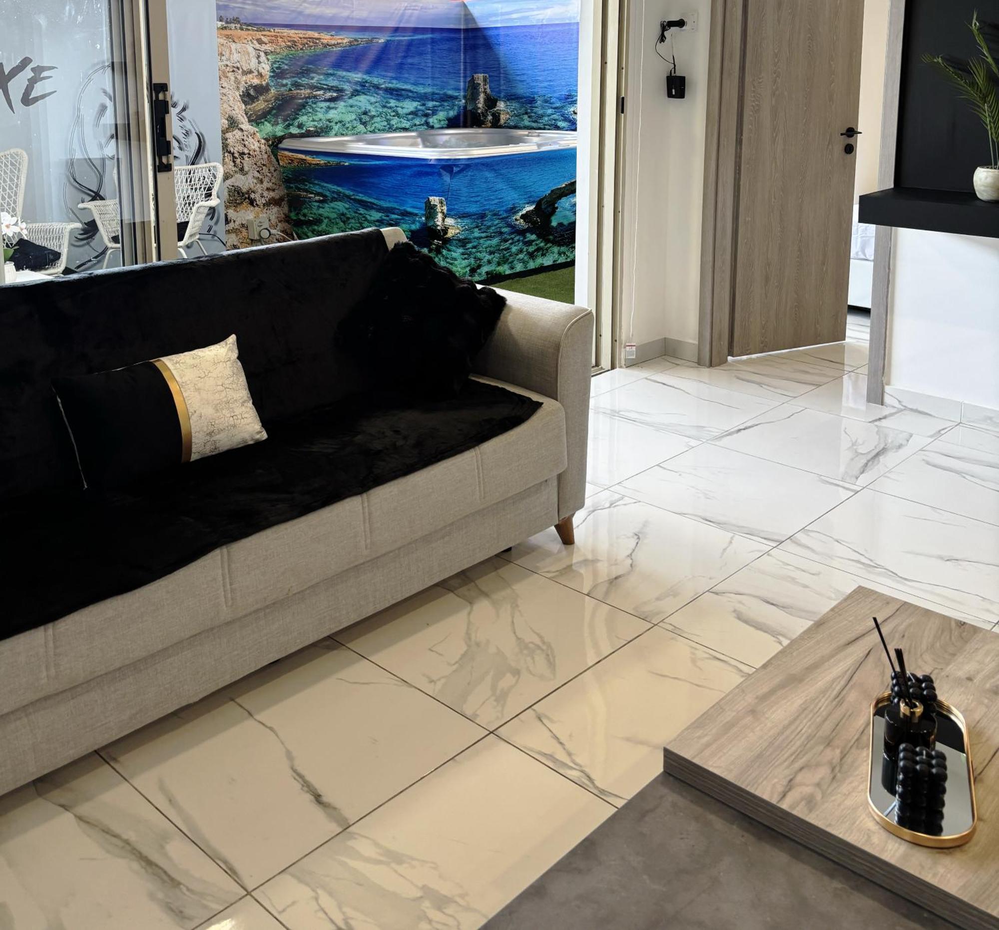 Sant Central Deluxe Apartments アヤナパ エクステリア 写真